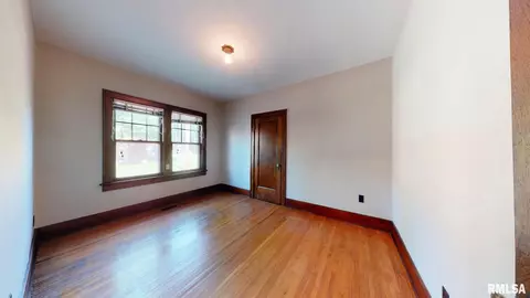 830 W Edwards St, Springfield, IL 62704 photo 9