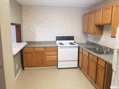 149 E Jackson St, Virden, IL 62690 photo 6