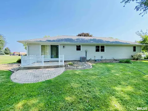 105 Brookview Dr, Abingdon, IL 61410 photo 4