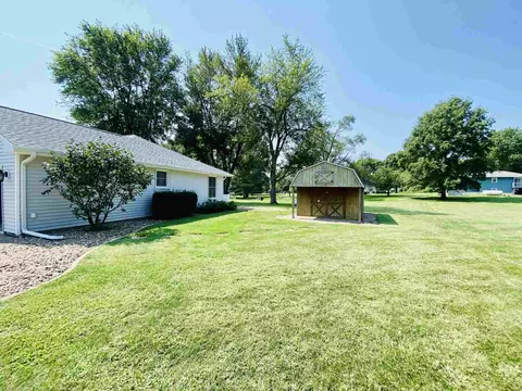 105 Brookview Dr, Abingdon, IL 61410 photo 3