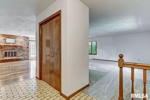2836 Crown Pt, Springfield, IL 62704 photo 2
