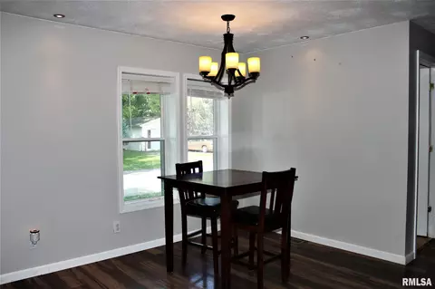 403 E Locust St, Chatham, IL 62629 photo 5