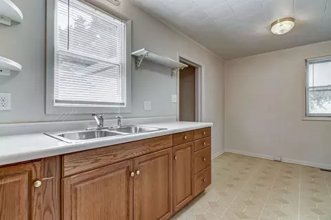 818 W Calhoun Ave, Springfield, IL 62702 photo 7