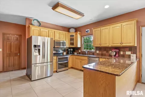 505 Colbrook Dr, Springfield, IL 62702 photo 9