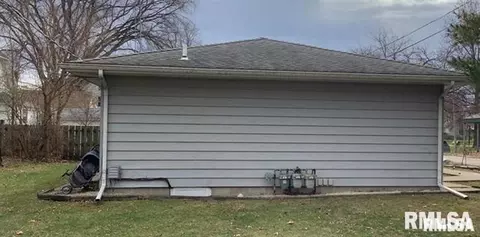 407 N Rotary Dr, Abingdon, IL 61410 photo 4