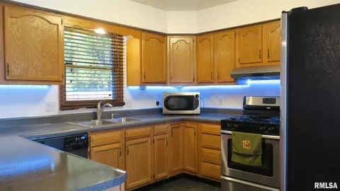 1805 Scarbrough Rd, Springfield, IL 62702 photo 2