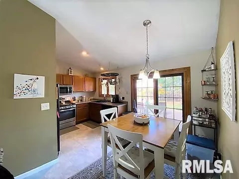 81 Mccarthy Dr, Springfield, IL 62702 photo 7