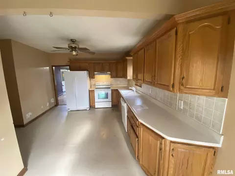 333 W Van Buren, Greenview, IL 62642 photo 8