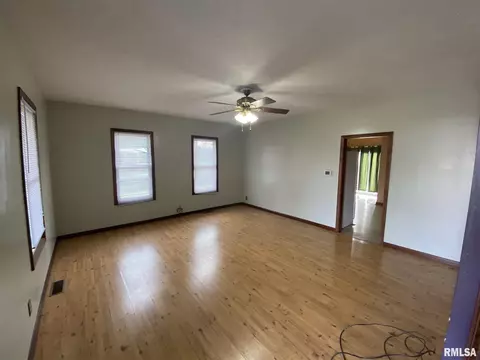333 W Van Buren, Greenview, IL 62642 photo 2