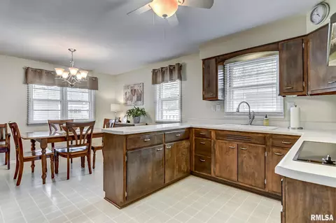 2208 Blackhawk Ave, Springfield, IL 62702 photo 13