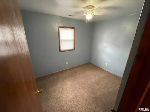 19 Lilac Ln, Springfield, IL 62702 photo 2