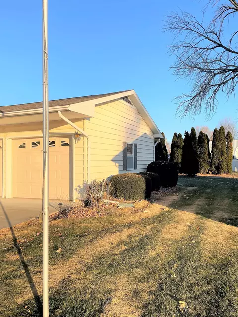 435 W Holmes St, Oneida, IL 61467 photo 2