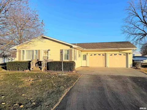 435 W Holmes St, Oneida, IL 61467 photo 1