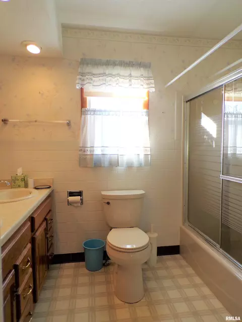 435 W Holmes St, Oneida, IL 61467 photo 16