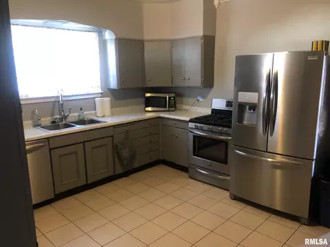 117 W Cedar St, Springfield, IL 62704 photo 4