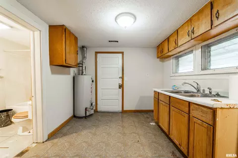 409 9th St, Lincoln, IL 62656 photo 7