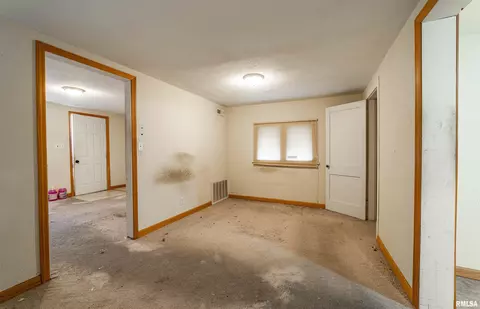 409 9th St, Lincoln, IL 62656 photo 6