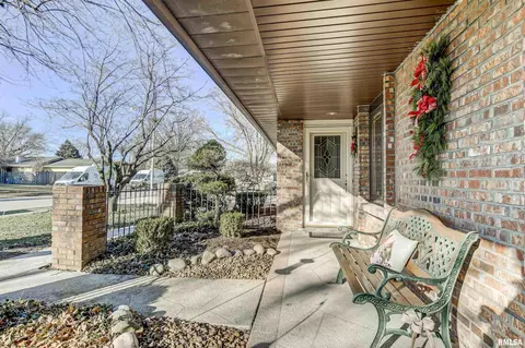 508 Avondale Dr, Springfield, IL 62704 photo 2