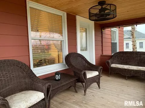209 E Pine St, Modesto, IL 62667 photo 3