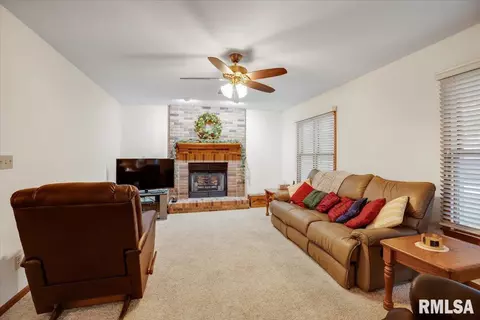 2001 Briar Ct, Springfield, IL 62704 photo 2
