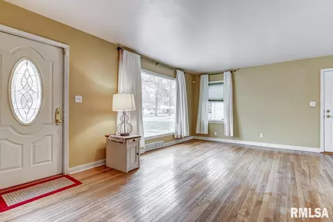2401 S Walnut St, Springfield, IL 62704 photo 2