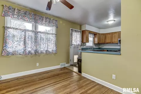 2401 S Walnut St, Springfield, IL 62704 photo 8