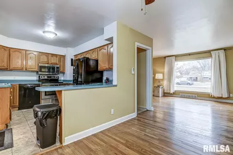 2401 S Walnut St, Springfield, IL 62704 photo 6
