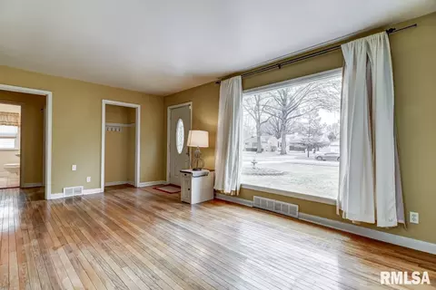 2401 S Walnut St, Springfield, IL 62704 photo 3