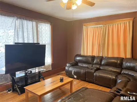 131 S Center St, Oneida, IL 61467 photo 5