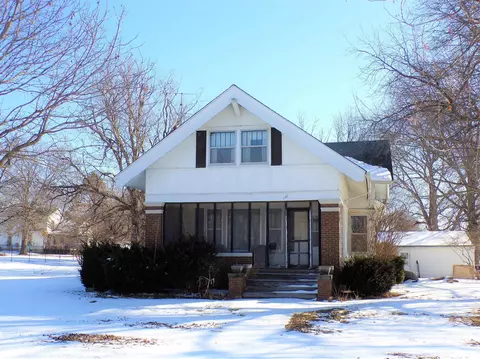 131 S Center St, Oneida, IL 61467 photo 1