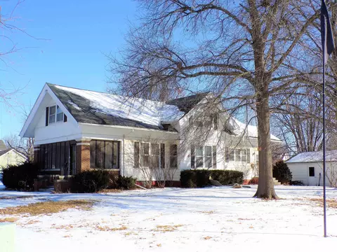 131 S Center St, Oneida, IL 61467 photo 3