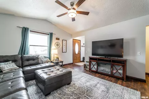 110 S Elm St, Mclean, IL 61754 photo 4