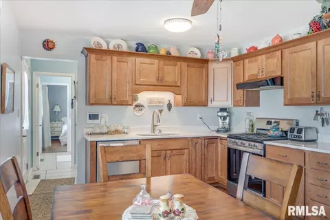 1904 Fairmont Dr, Springfield, IL 62702 photo 9