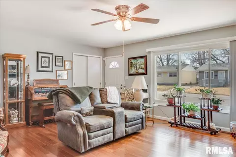 1904 Fairmont Dr, Springfield, IL 62702 photo 5