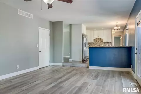 1007 E Washington St, Riverton, IL 62561 photo 15
