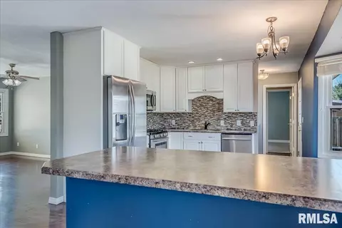 1007 E Washington St, Riverton, IL 62561 photo 7