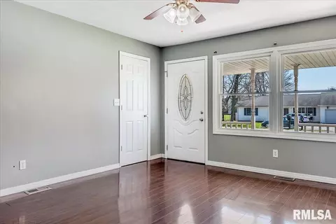 1007 E Washington St, Riverton, IL 62561 photo 5