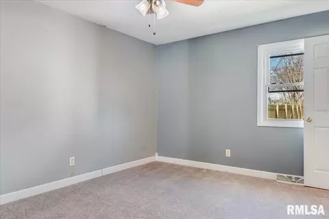 1007 E Washington St, Riverton, IL 62561 photo 18