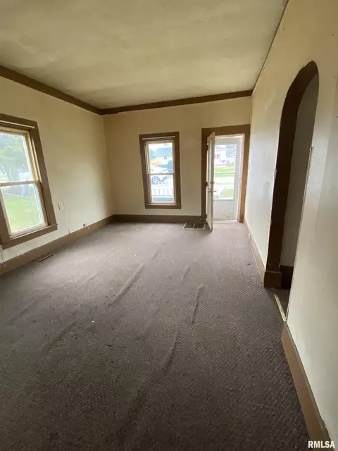 390 E Maple St, Roseville, IL 61473 photo 5