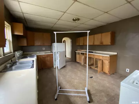 390 E Maple St, Roseville, IL 61473 photo 9