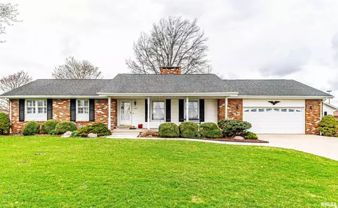 1102 N Topper Dr, Mount Pulaski, IL 62548 photo 1