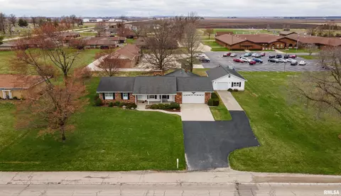1102 N Topper Dr, Mount Pulaski, IL 62548 photo 4