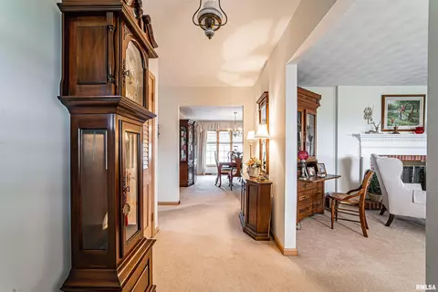 1102 N Topper Dr, Mount Pulaski, IL 62548 photo 6