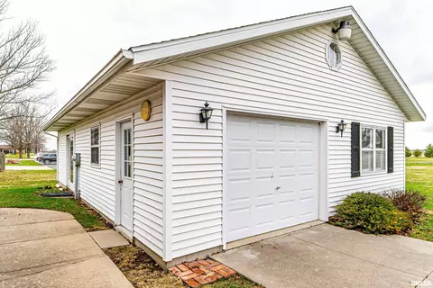 1102 N Topper Dr, Mount Pulaski, IL 62548 photo 40