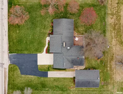 1102 N Topper Dr, Mount Pulaski, IL 62548 photo 5
