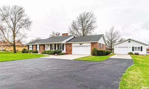1102 N Topper Dr, Mount Pulaski, IL 62548 photo 2