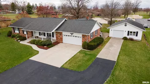 1102 N Topper Dr, Mount Pulaski, IL 62548 photo 3