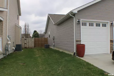 413 S Park Ave, Chatham, IL 62629 photo 2