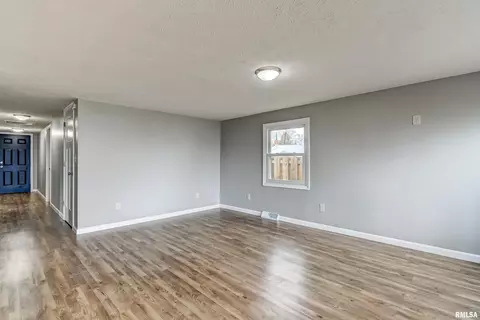 207 E Main St, Dawson, IL 62520 photo 5