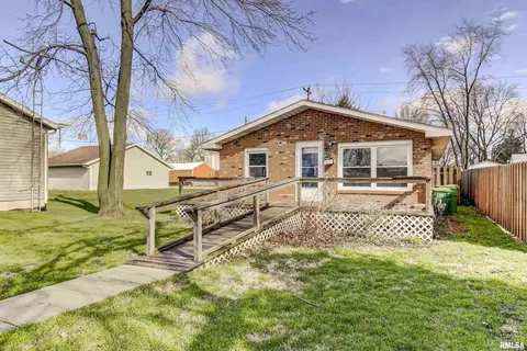 207 E Main St, Dawson, IL 62520 photo 1